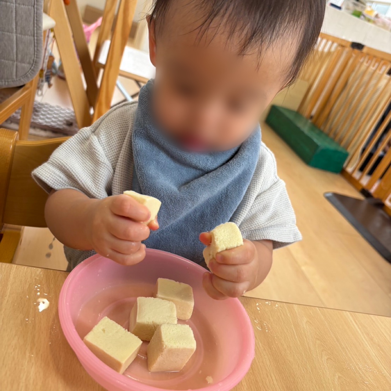 最近のいちご組の様子（０歳児　感触あそび）