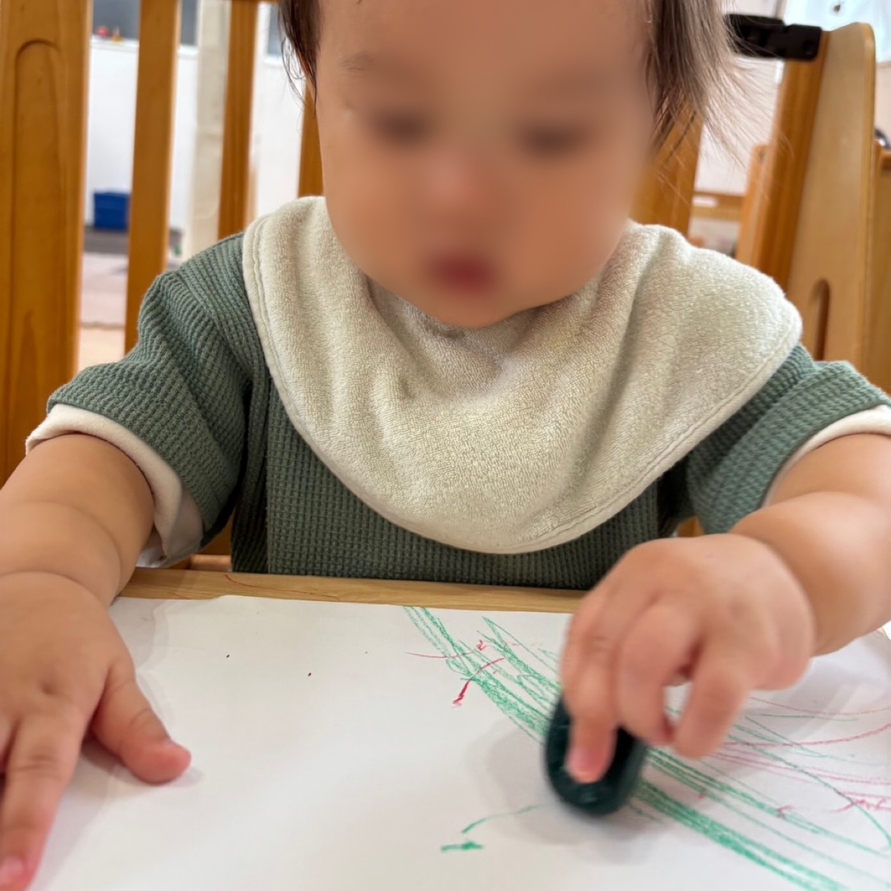 クレヨンであそびました（０歳児）