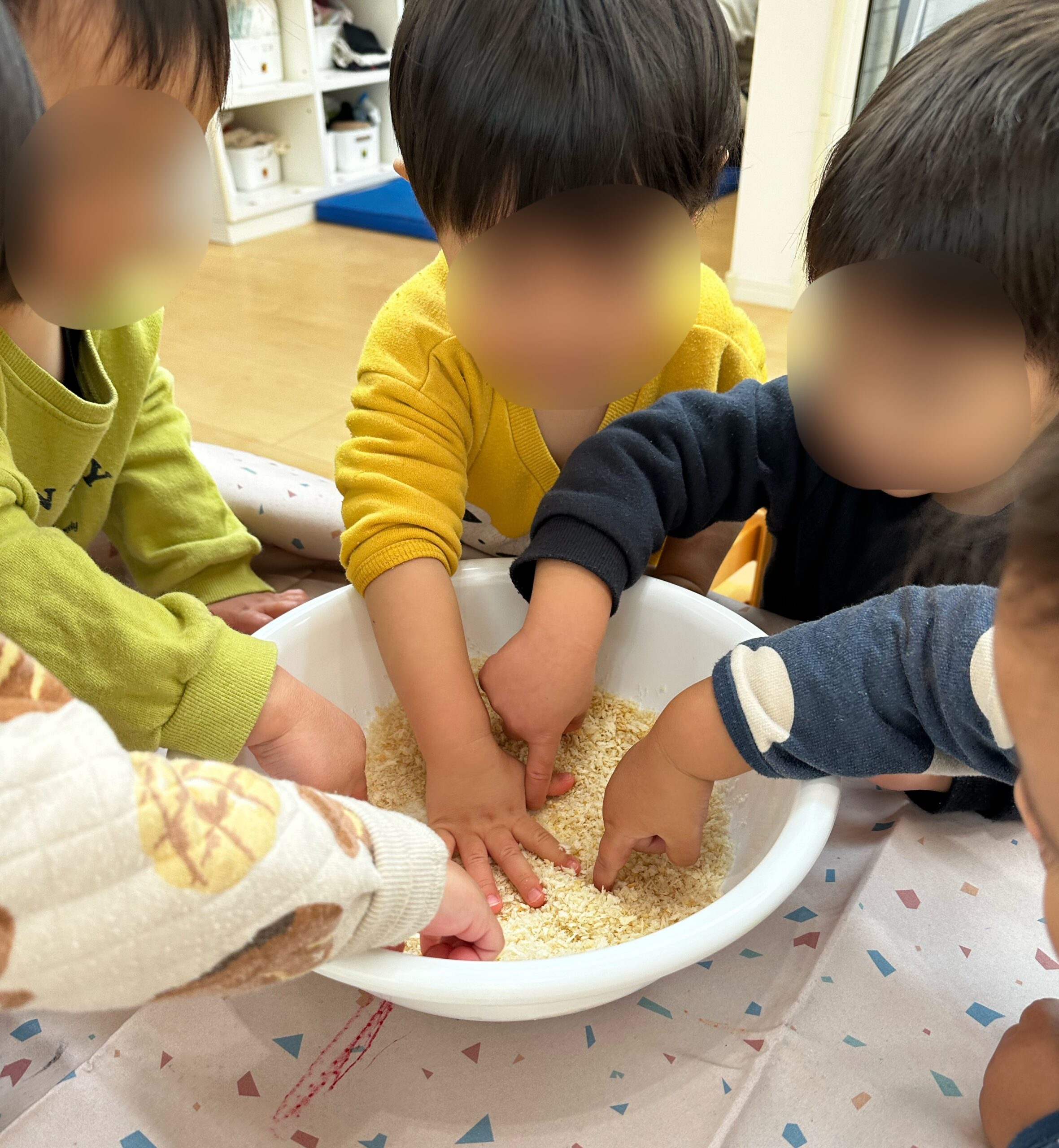 パン粉あそび（１歳児）